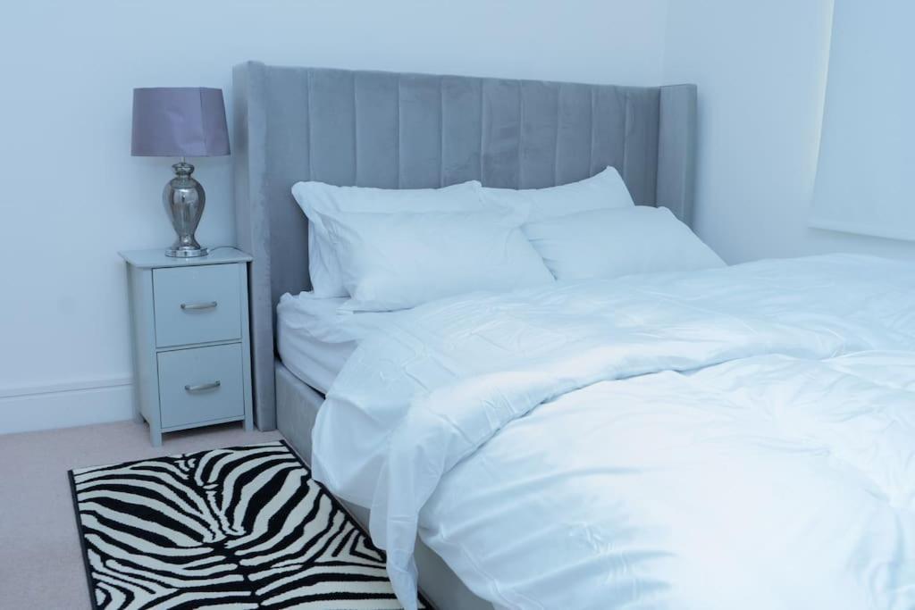 1 Bed Luxury Comfortable Apt Londyn Zewnętrze zdjęcie