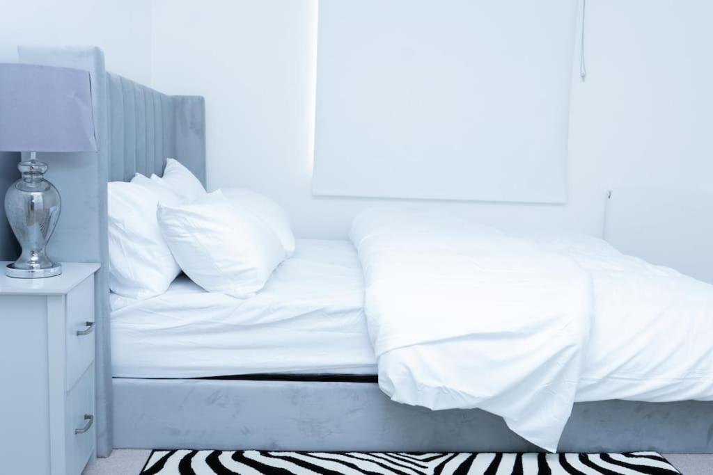 1 Bed Luxury Comfortable Apt Londyn Zewnętrze zdjęcie